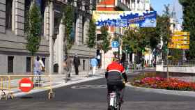 Un hombre circula con su bicicleta por una de las calles de Valladolid que formará parte de las ZBE