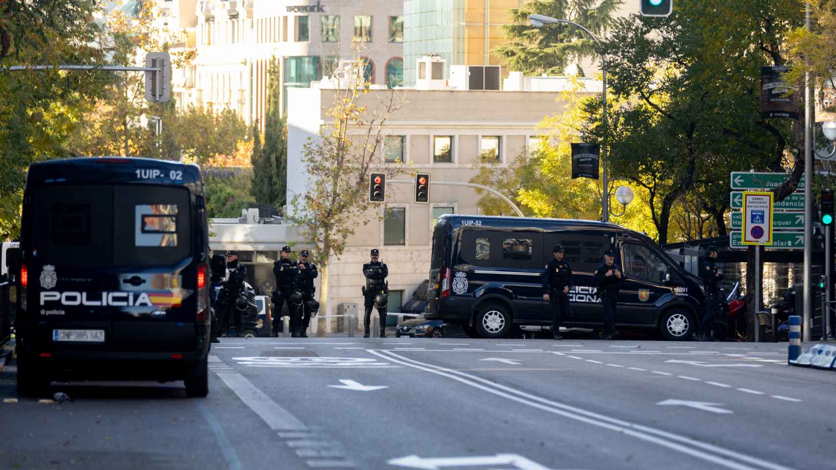 Agentes de Policía en la Embajada de EEUU en Madrid donde se ha recibido un paquete bomba.