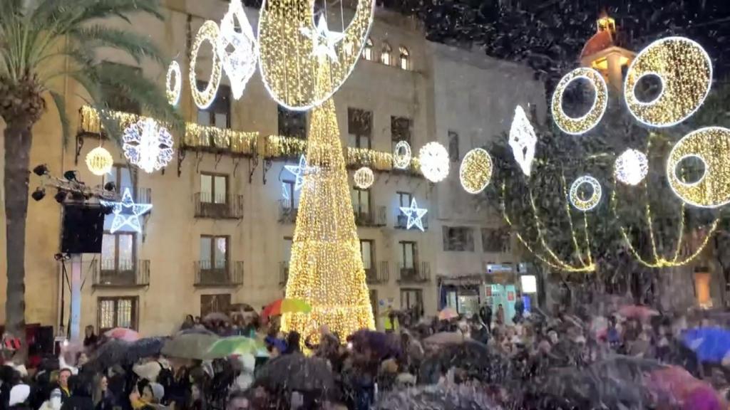 Con lluvia y nieve, así ha sido el esperado  encendido navideño en el centro de Elche