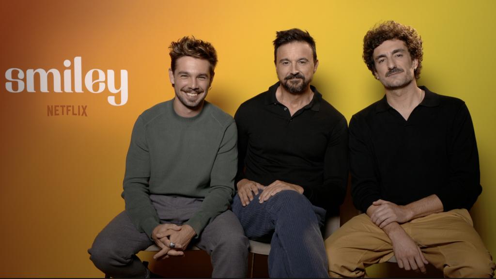 Guillem Clua posa junto a Carlos Cuevas y Miki Esparbé, los protagonistas de 'Smiley'.