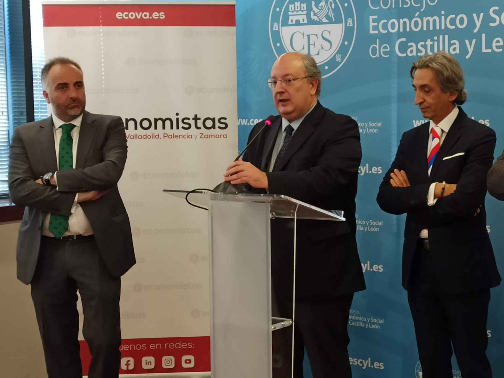 Enrique Cabero, presidente del Cescyl; junto a Juan Carlos de Margarida, presidente del Ecova; y Agustín Fdez., (Consejo Economistas de España)