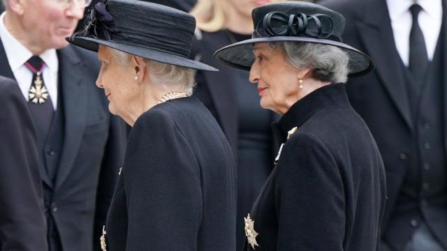 Lady Susan Hussey, a la derecha de la imagen, entrando en la Abadía de Westminster.