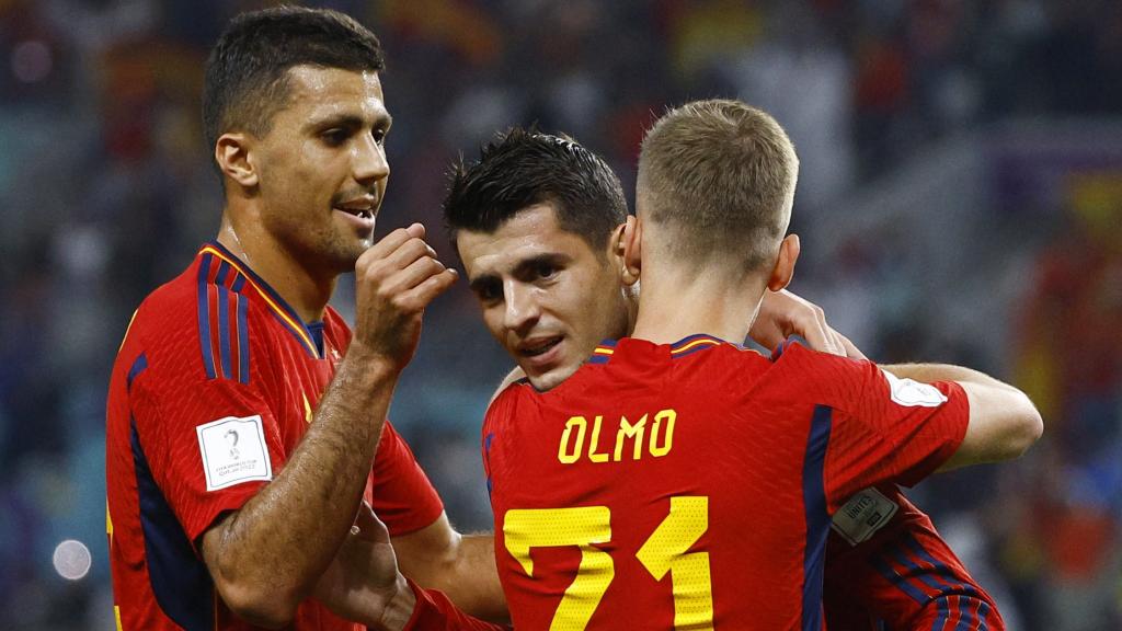 Rodri, Dani Olmo y Morata celebran un gol de España en el Mundial de Qatar