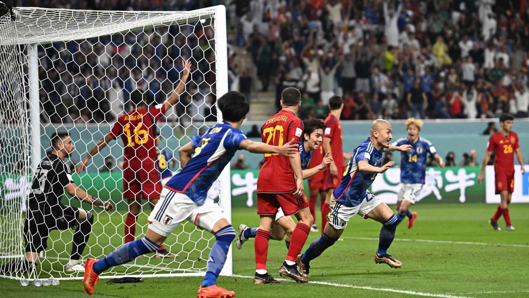 Japón celebra el segundo gol marcado ante España