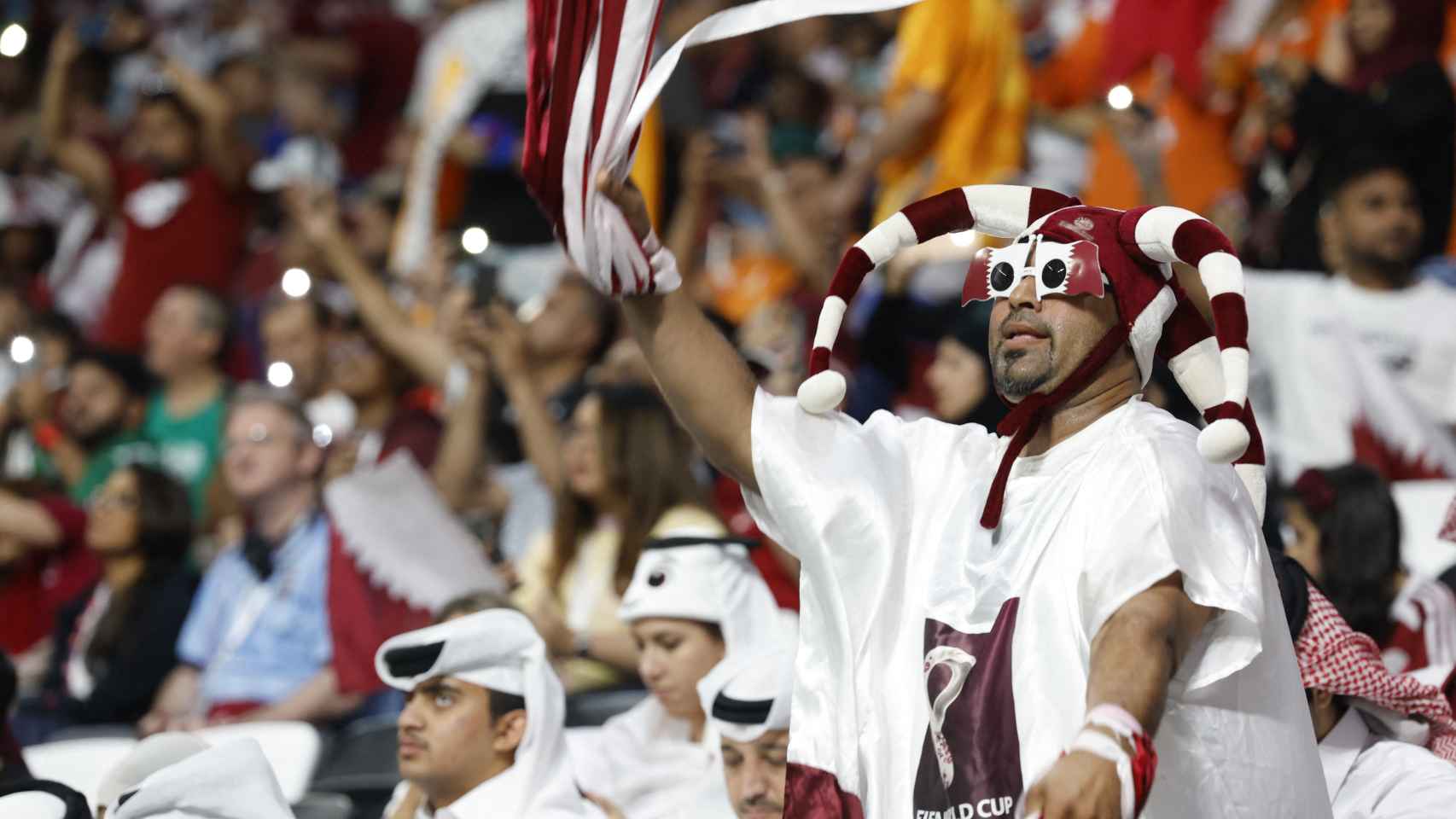 Aficionado de Qatar anima durante un partido.