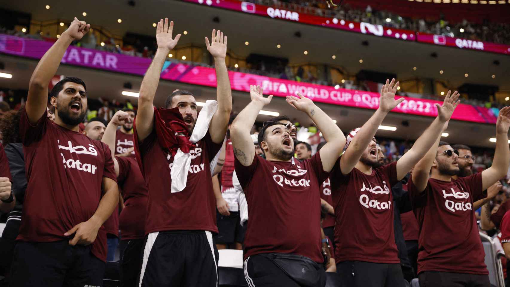 Las gradas repletas de aficionados animando a Qatar