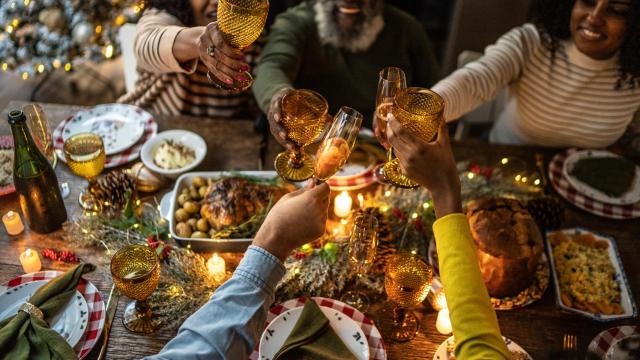 Personas cenando en Navidad