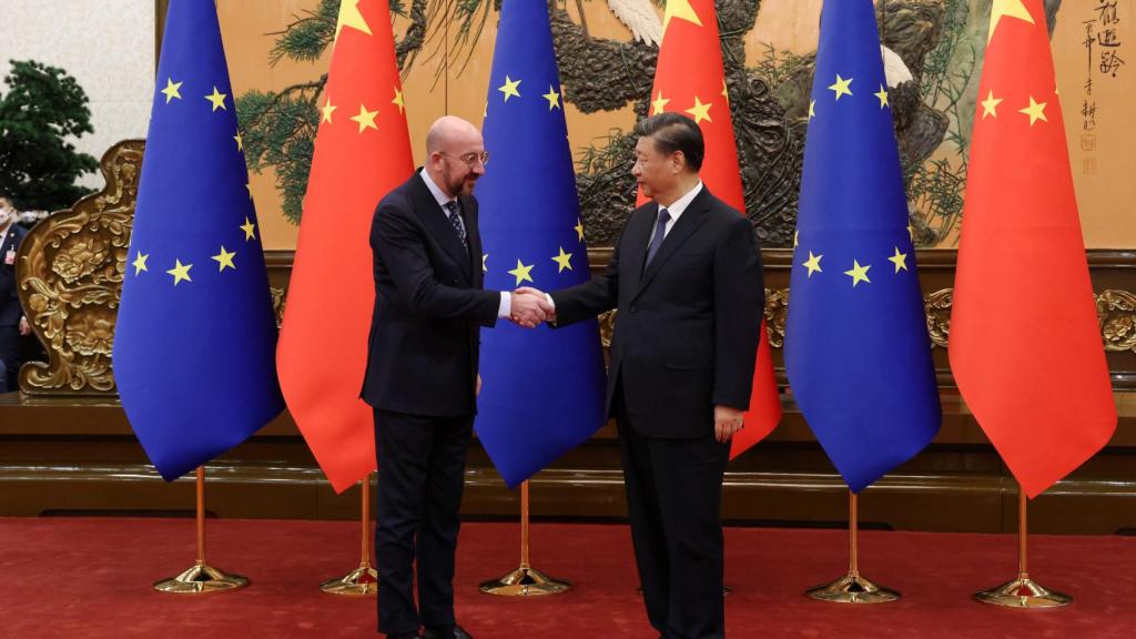 El presidente del Consejo Europeo, Charles Michel, saluda al presidente chino, Xi Jinping, durante la reunión de este jueves