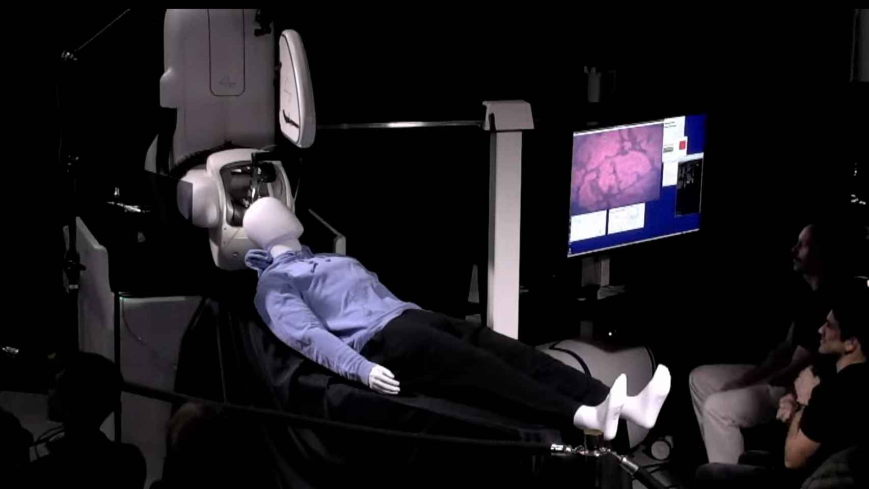 El robot simulando la operación en un maniquí.
