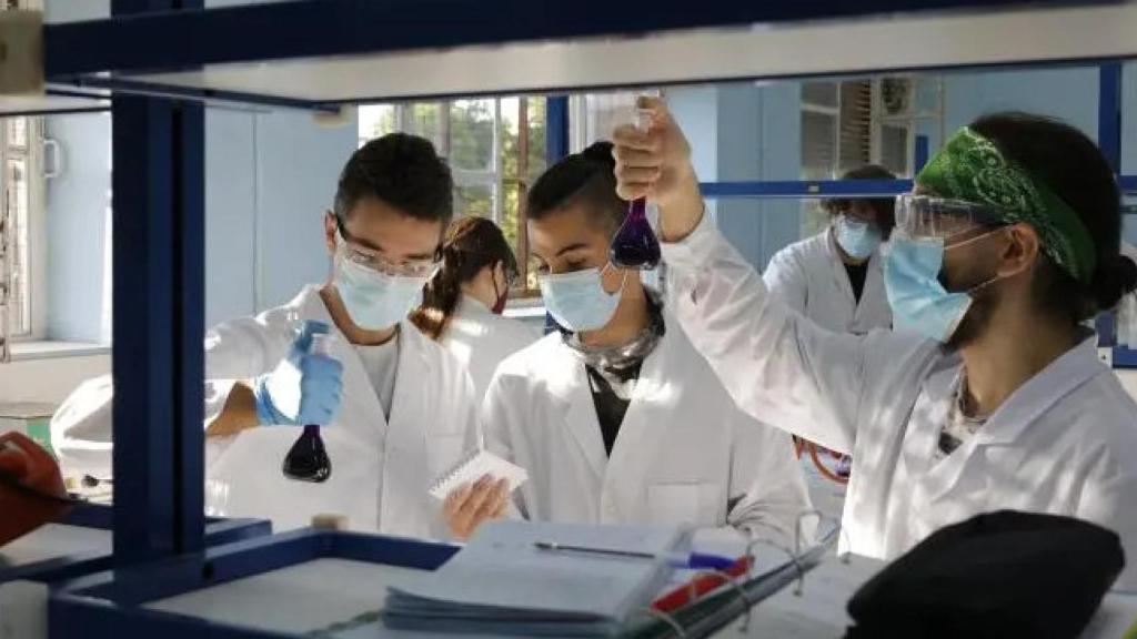 Tres alumnos dando clase en un ciclo de Formación Profesional