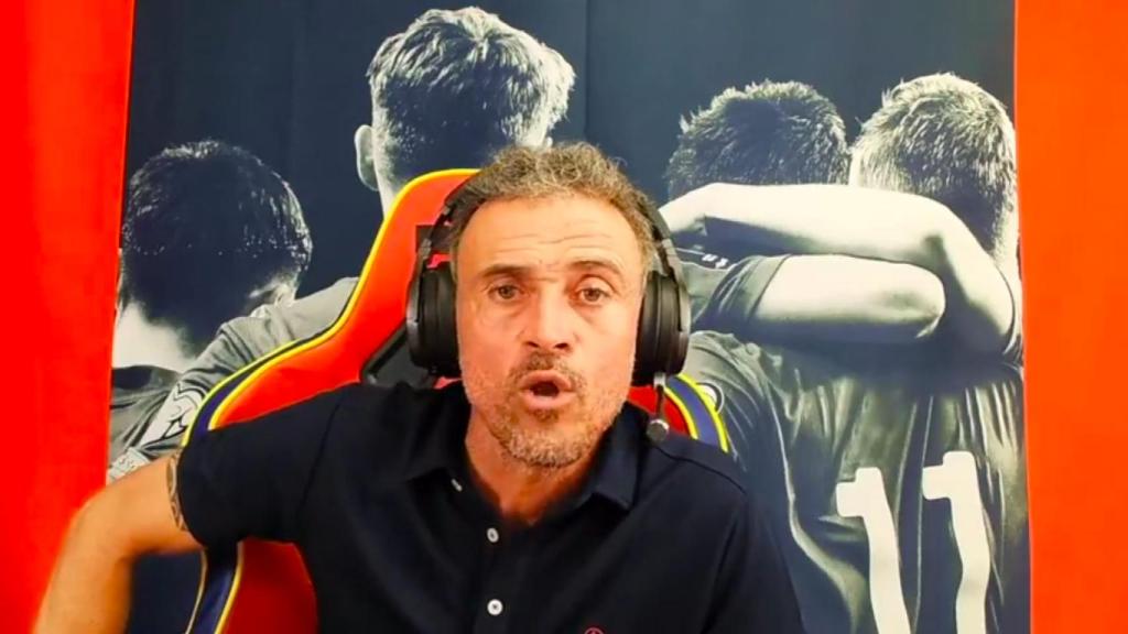 Luis Enrique durante el directo de Twitch en el que se dirigió a los padres.