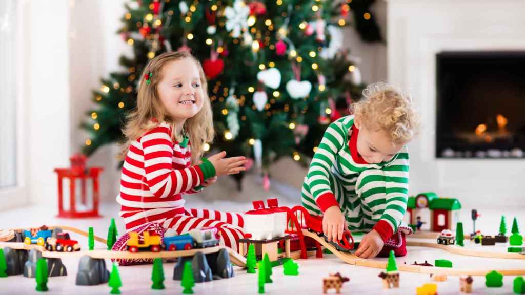 Niños jugando en Navidad.