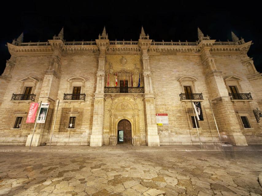 Imagen nocturna de la fachada del Palacio de Santa Cruz.