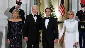 Joe Bien y Emmanuel Macron junto a sus respectivas esposas en una cena de Estado en la Casa Blanca.