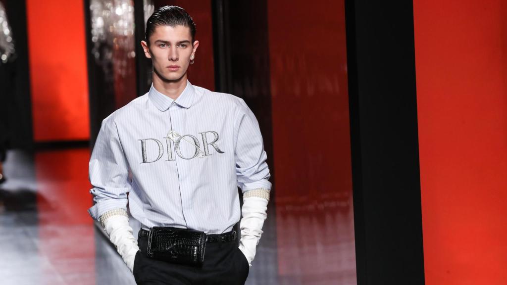 Nicolás de Dinamarca desfilando para Dior en París, en enero de 2020.