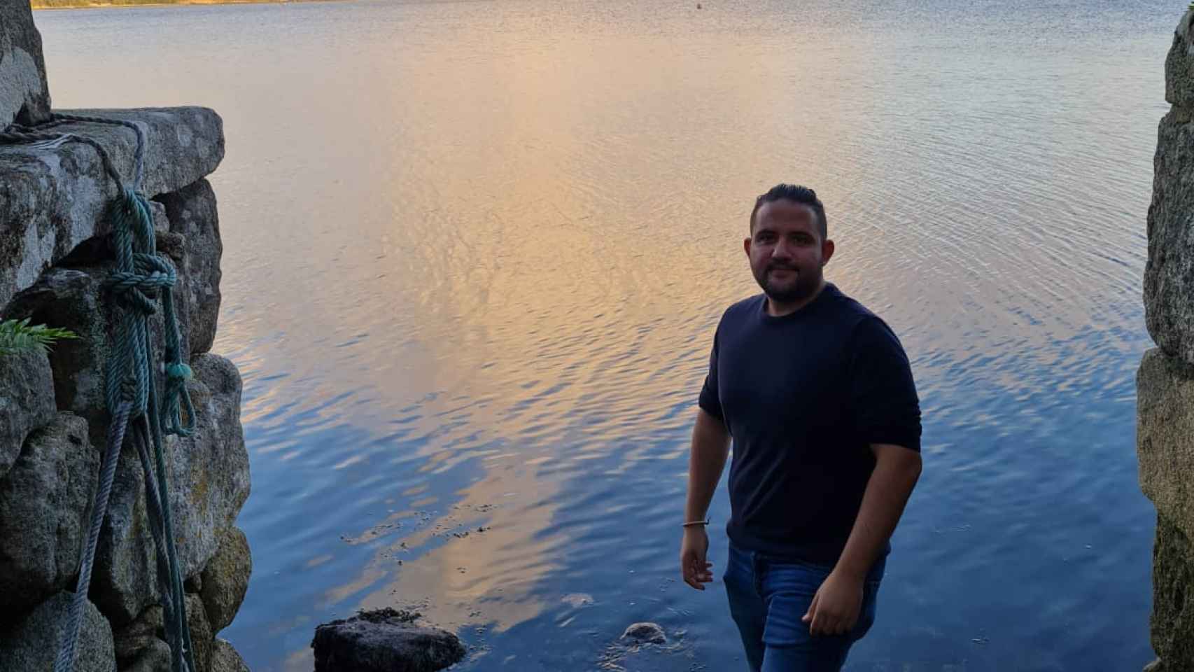 Diego Rodríguez, junto a un lago.