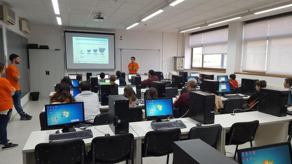 Alumnos de la Escuela de Ingenierías Industriales.