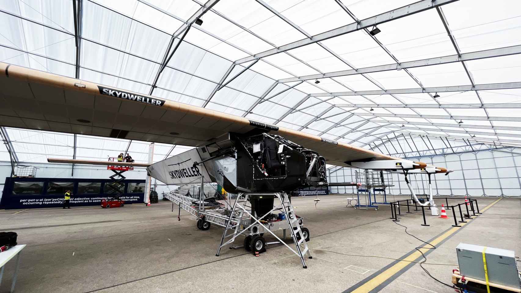 Avión solar de Skydweller dentro del hangar