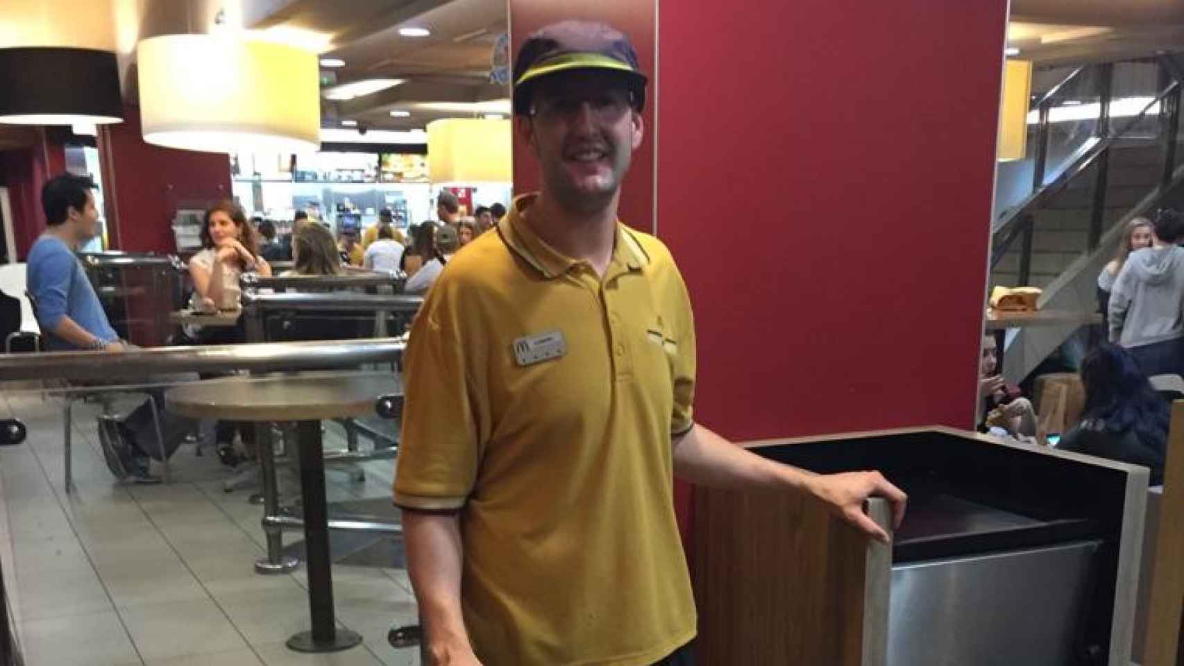 Gabriel vestido con su uniforme de McDonald's