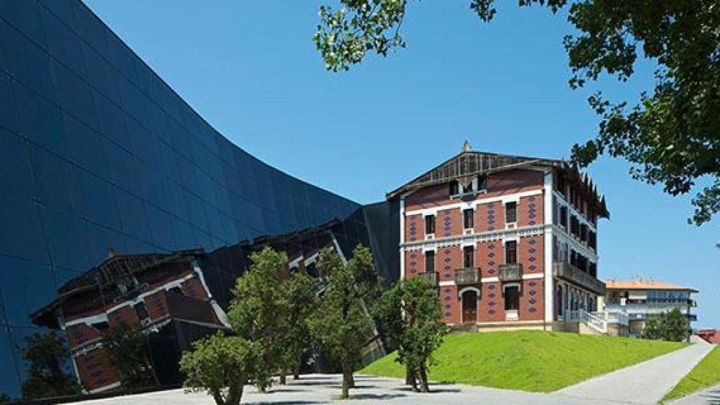 Palacio Aldamar, villa palaciega del siglo XIX donde veraneaban los marqueses de Casa Torres, primeros mecenas de Balenciaga. Actualmente es la sede del Museo Balenciaga de Getaria.