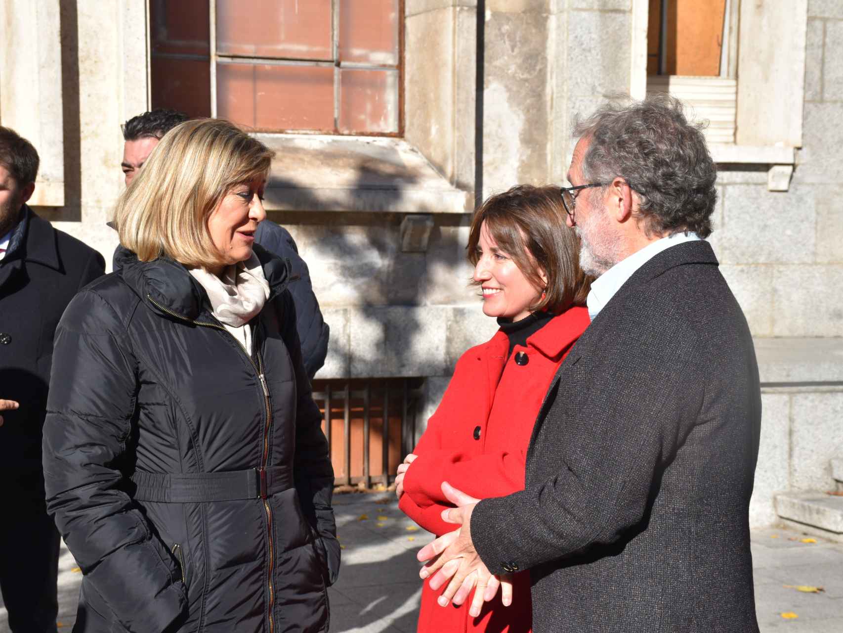 La portavoz popular, Pilar del Olmo, charla con los concejales de Valladolid Toma la Palabra Manuel Saravia y María Sánchez.