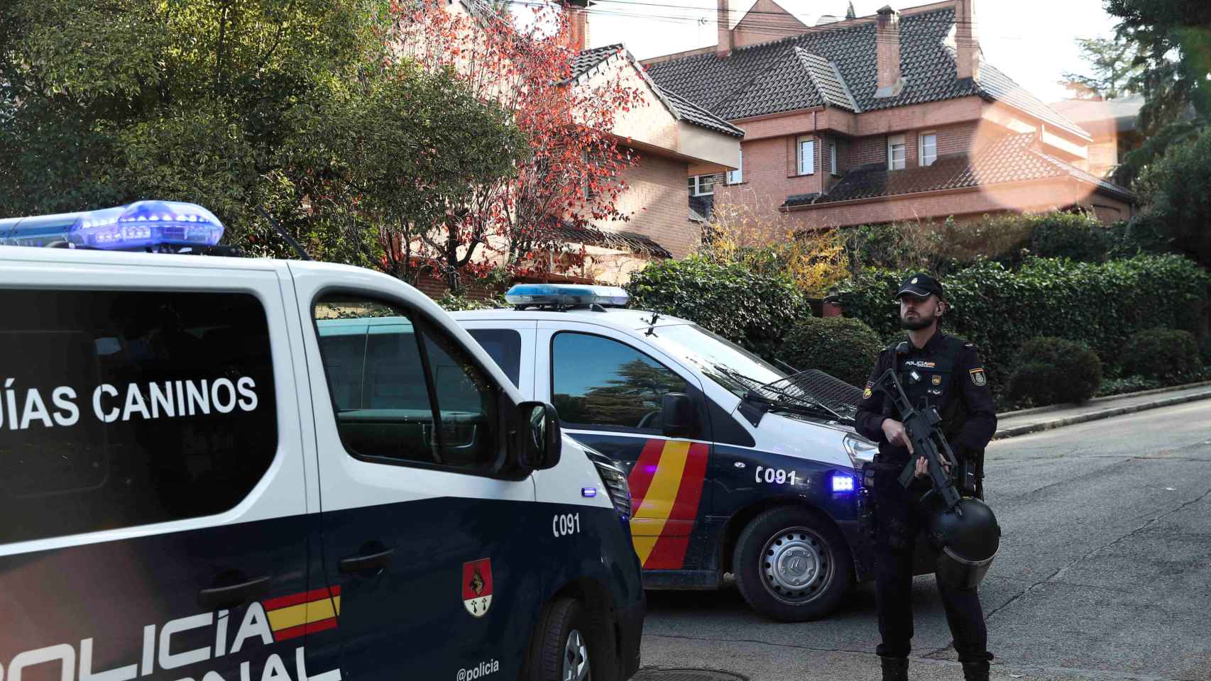 La Policía acordona la Embajada de Ucrania en Madrid este viernes 2 de diciembre.