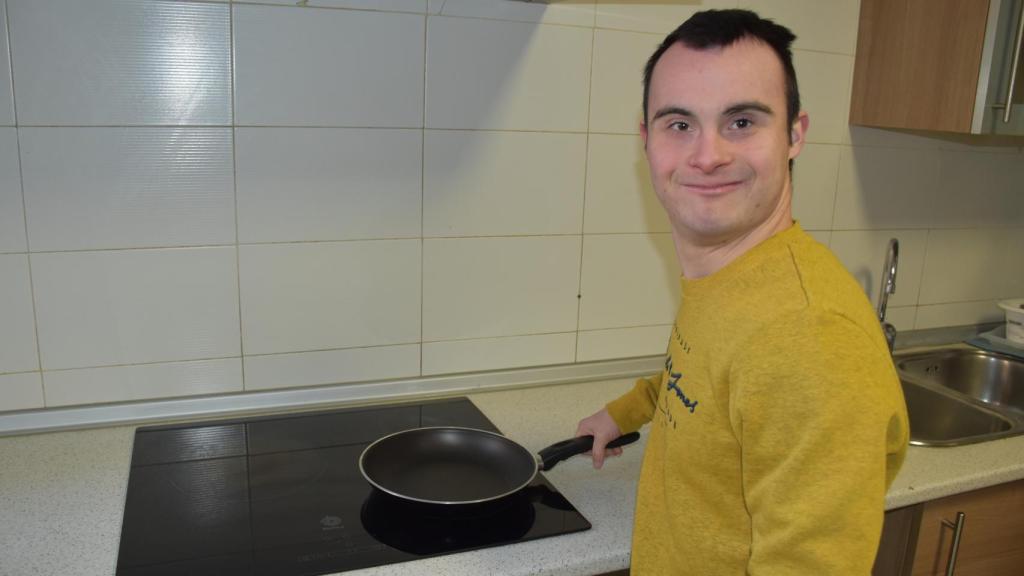 Hugo se prepara a cocinar en la vitrocerámica