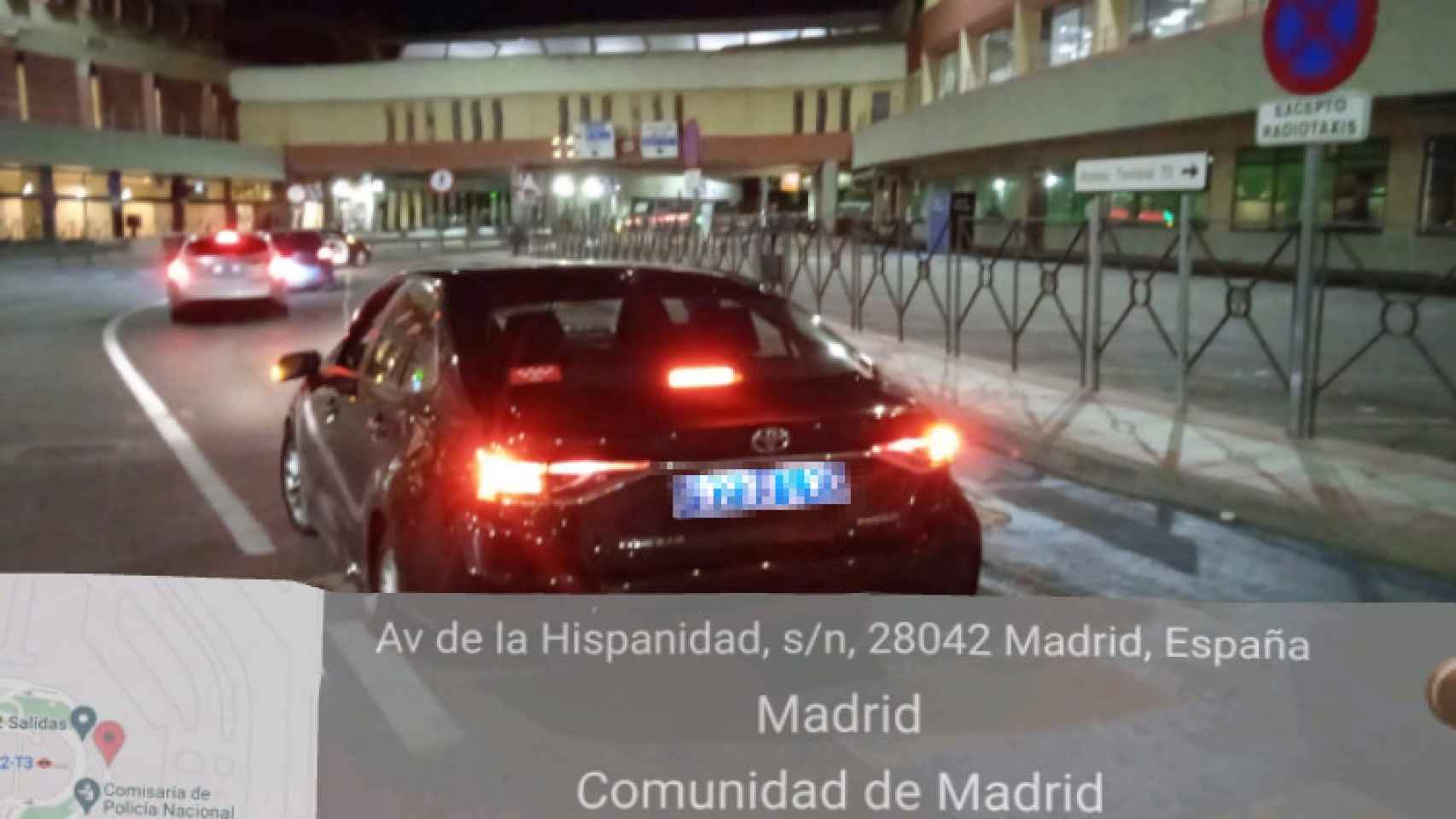 Un VTC captado por un taxista con la app GPS Map Camera en una zona reservada a taxis.