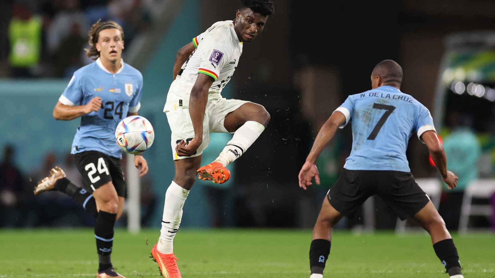 Un lance del partido entre Ghana y Uruguay