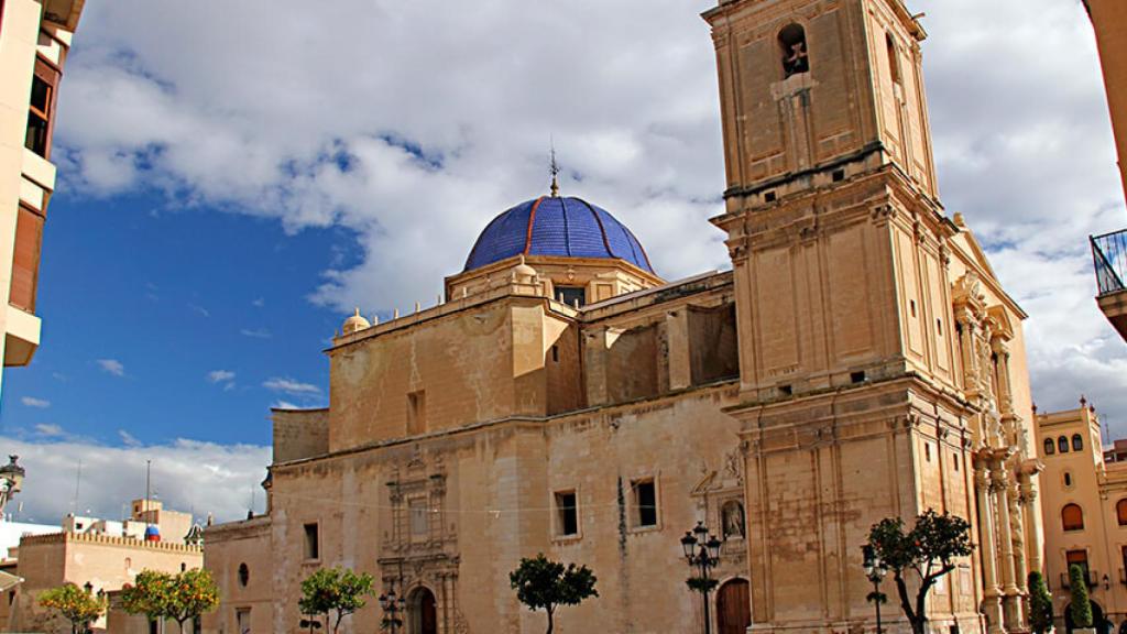 La basílica de Elche, desde fuera.