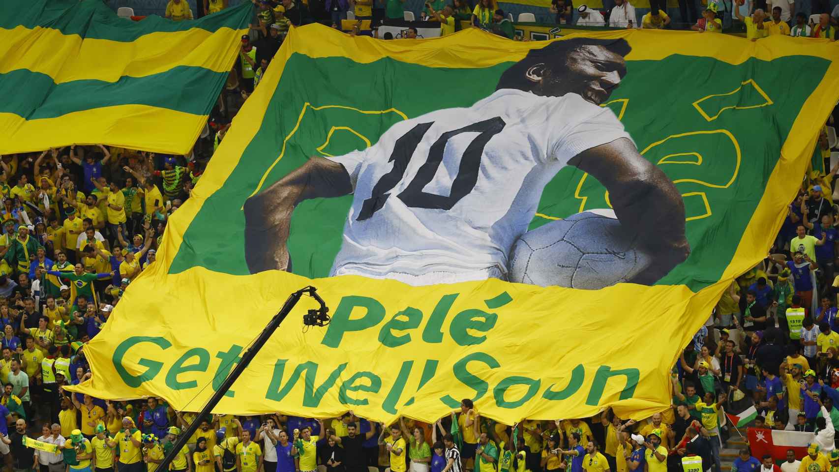 Pancarta de apoyo a Pelé en el Camerún - Brasil