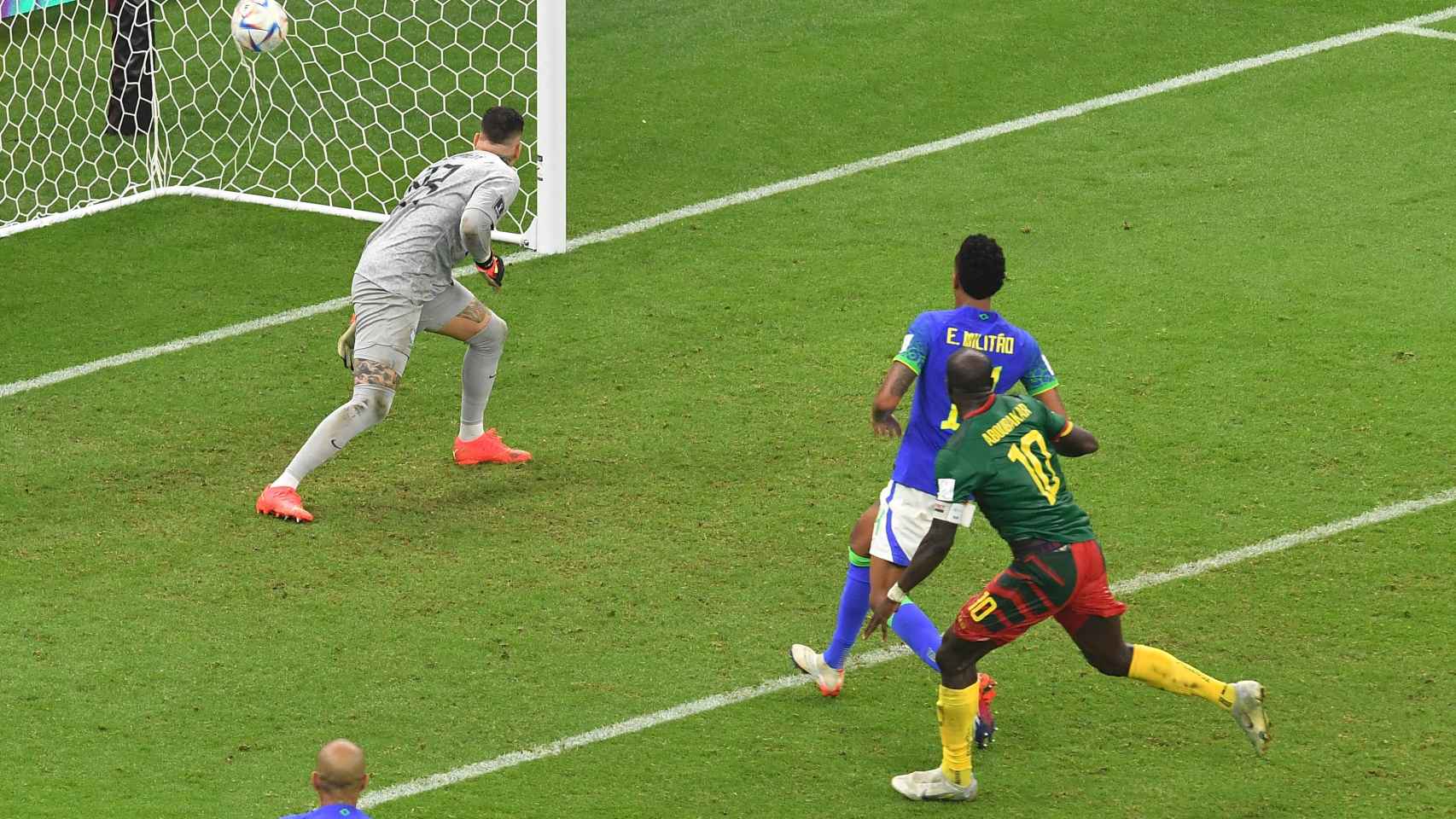 Aboubakar marca el gol de la victoria de Camerún ante Brasil