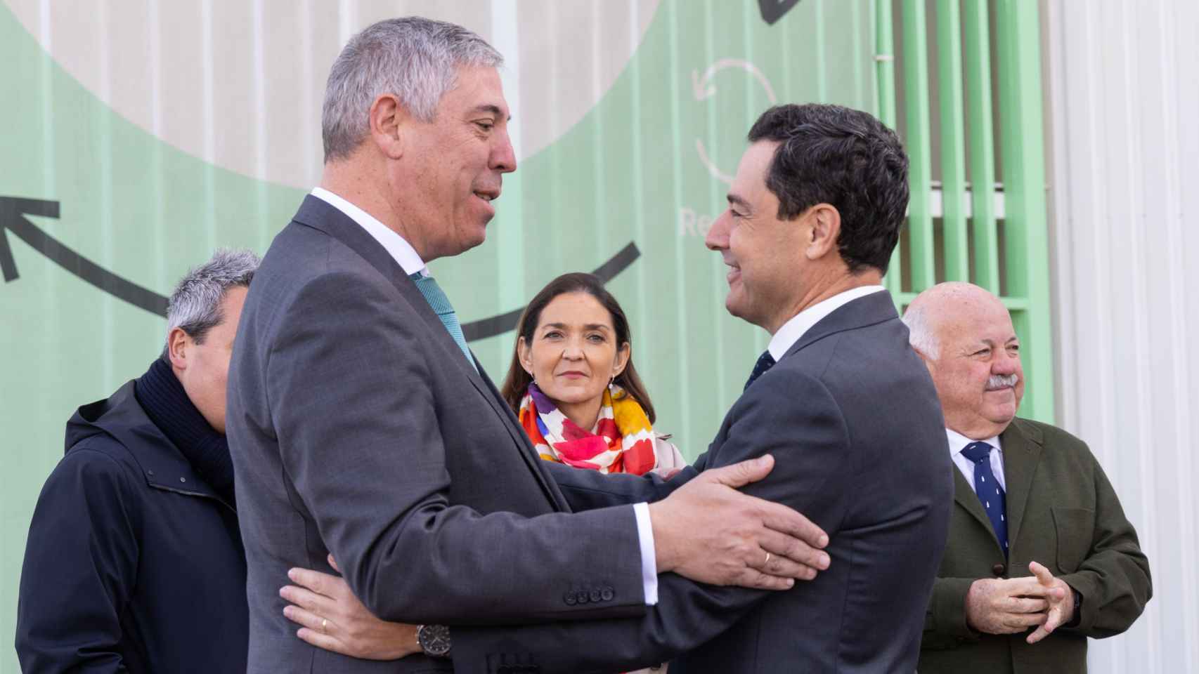 José Vicente de los Mozos, directivo de Renault, con Juan Manuel Moreno, presidente de la Junta de Andalucía.