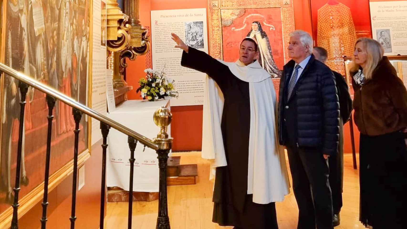 Visita del duque de Alba a la exposición sobre Santa Teresa en Alba de Tormes
