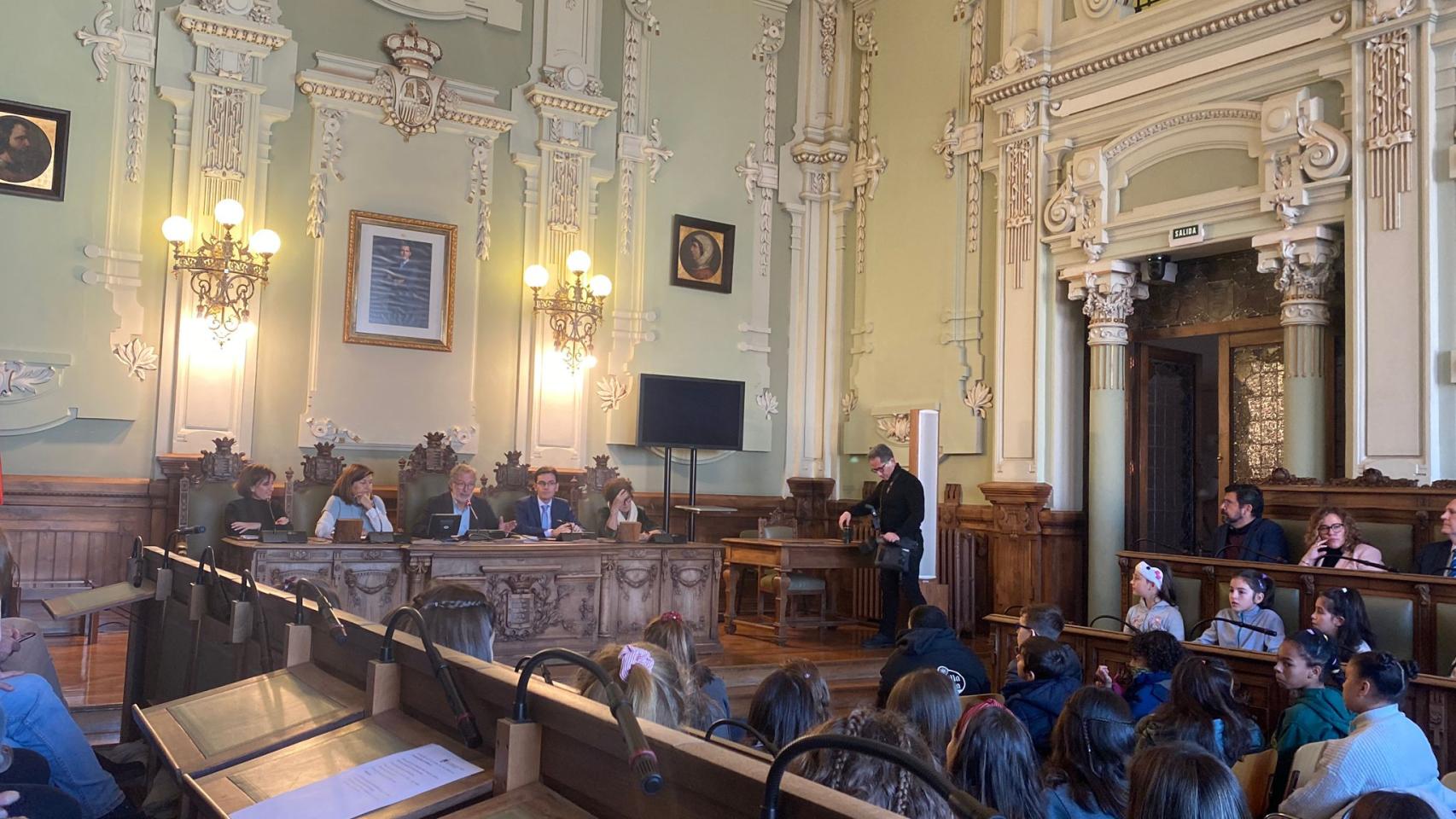 El Ayuntamiento de Valladolid conmemorando el 44 aniversario de la Constitución