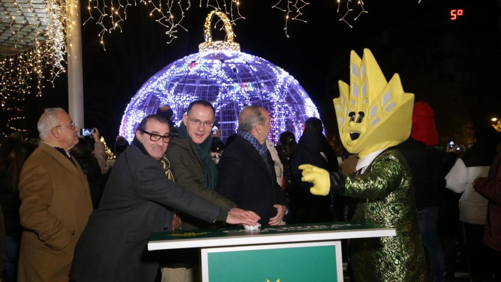 El director de Caja Rural de Zamora, Cipriano García, enciende la Plaza de los Sueños