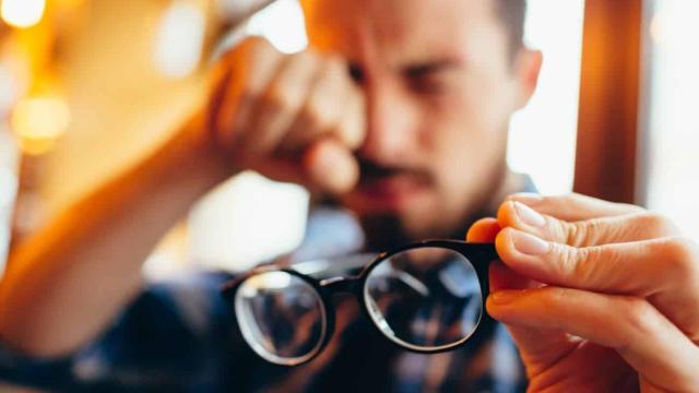 Un joven acaba de sufrir una pérdida de visión transitoria.