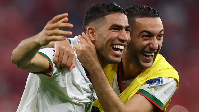 Achraf Hakimi y Ziyech celebran el pase de Marruecos a los octavos de final.