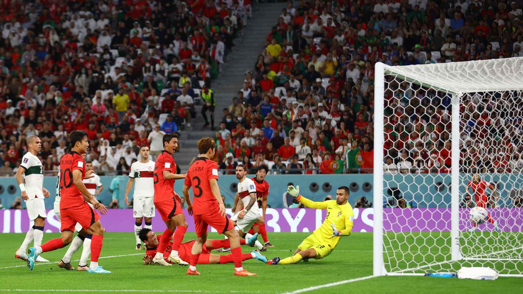 Young-Gwon Kim marca gol ante Portugal en el Mundial