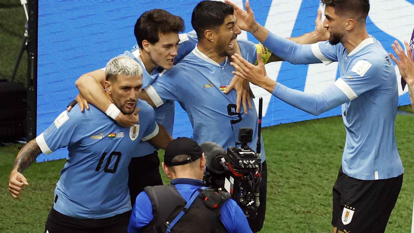 Los futbolistas de Uruguay celebran el segundo gol ante Ghana.