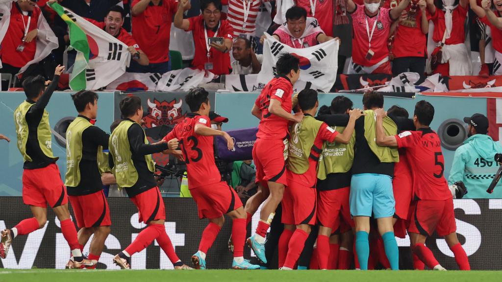 Los jugadores de Corea del Sur celebran su victoria contra Portugal en el Mundial