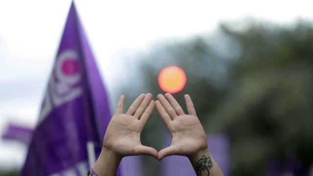 Imagen de archivo de una manifestación del 8M en la que una mujer hace el gesto feminista del triángulo.  Álex Zea / Europa Press