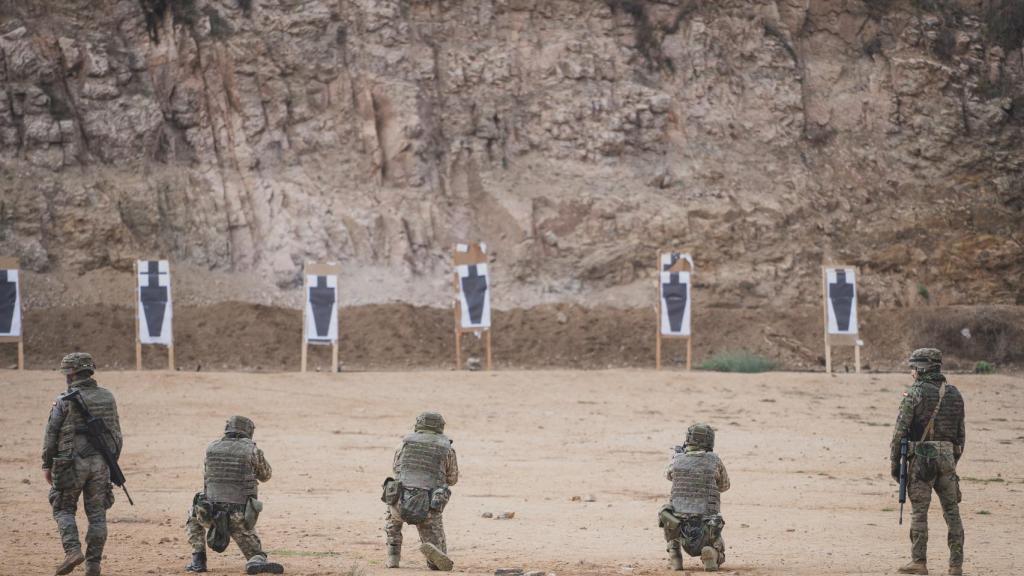 Soldados ucranianos ensayan el disparo de larga distancia.