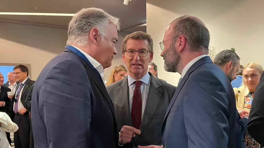 Alberto Núñez Feijóo, entre Manfred Weber, presidente del EPP, y Esteban González Pons, número dos español y europeo de los populares.