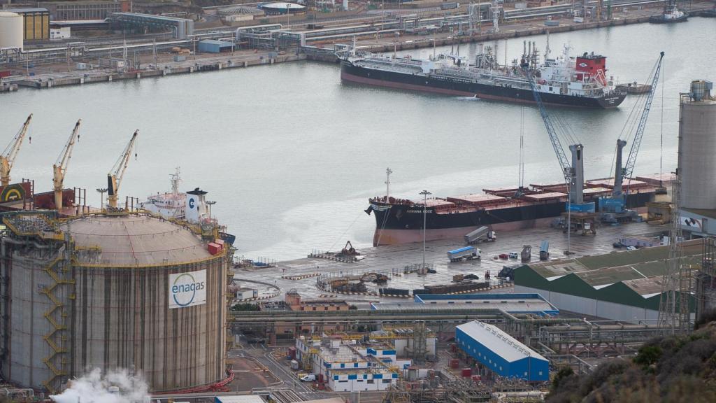 Barcos de GNL llegando a una planta de regasificación de Enagás.