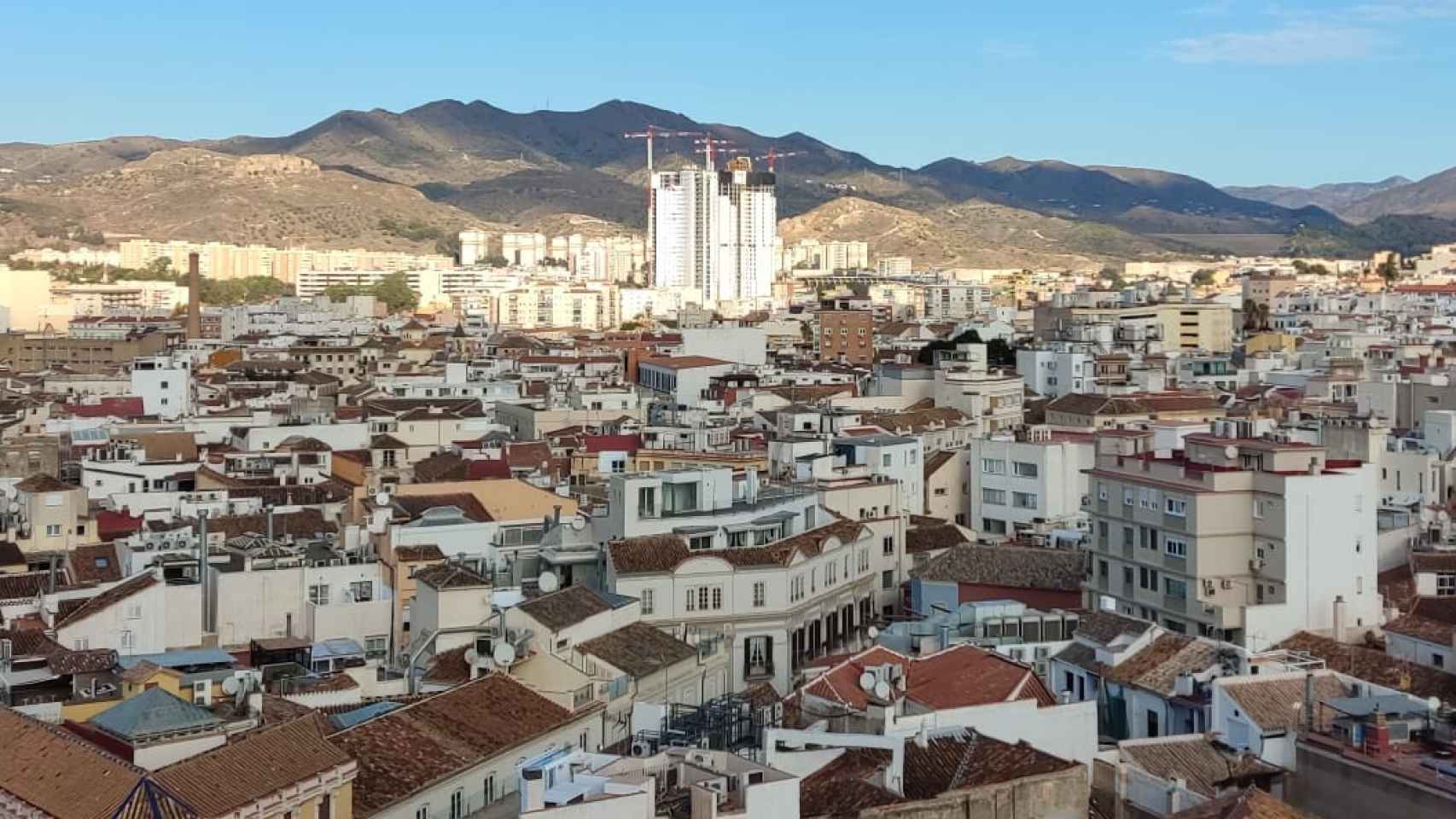 Vista de las torres de Martiricos desde el tejado de la Catedral de Málaga.