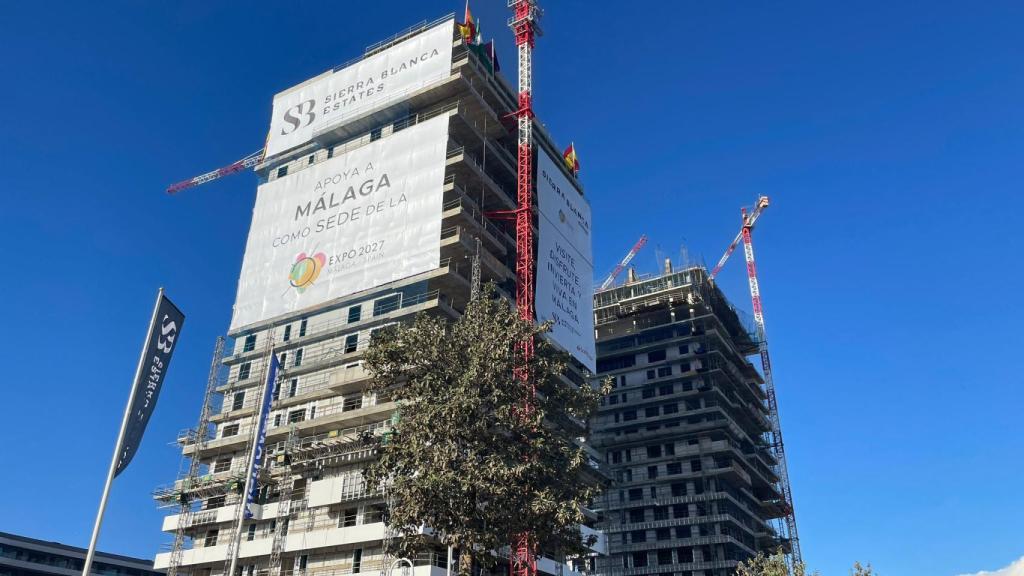 Imagen de la torre de 21 plantas de Sierra Blanca en el litoral oeste de Málaga.