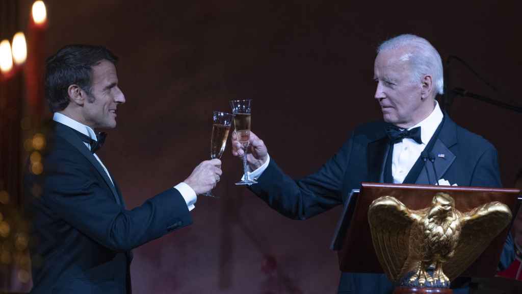 Joe Biden y Emmanuel Macron en el brindis este jueves en una Cena de Estado en la Casa Blanca.