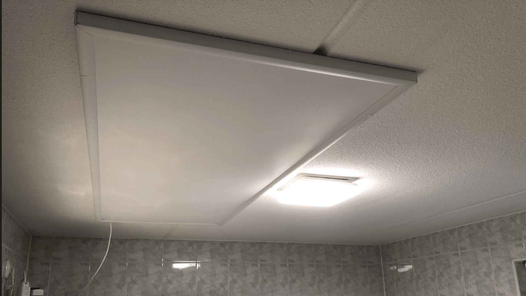 Paneles de infrarrojos instalados en el techo de una estancia