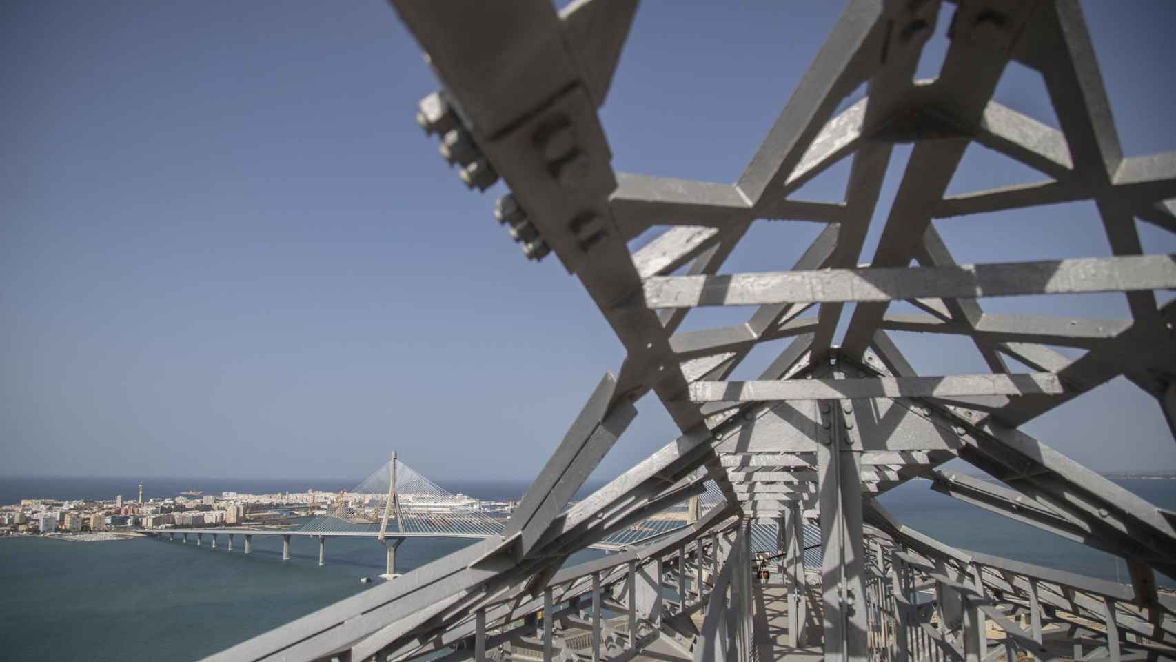 La ciudad de Cádiz vista desde una de las torres eléctricas.
